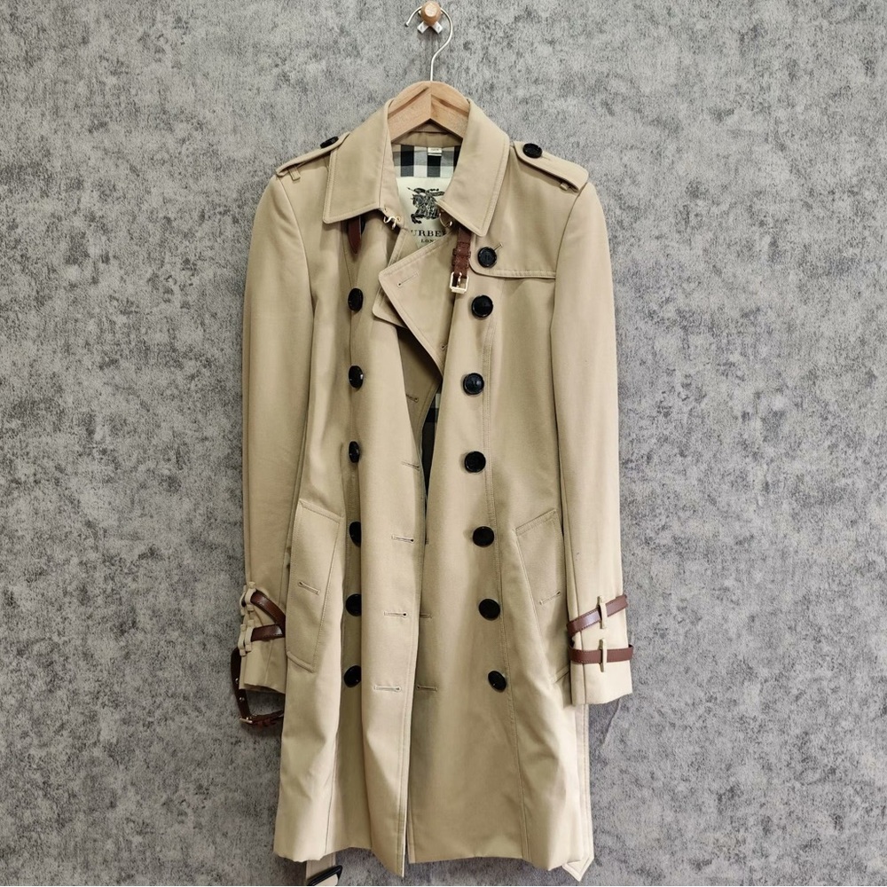 ❌sold❌🚩steal authentic Burberry Tan Trench Coat with Black Accents